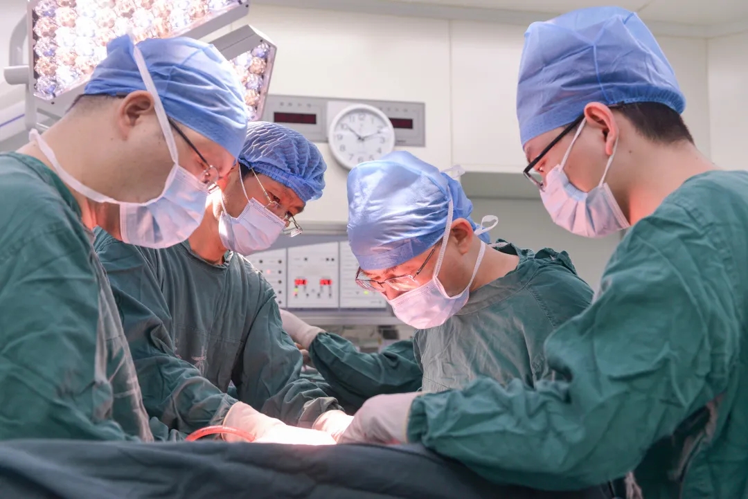 10多斤巨大肿块“霸占”腹腔，我院胃肠外科巧手摘除